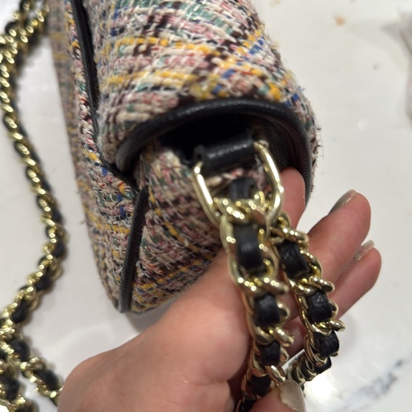 Karl Lagerfeld Paris Agyness tweed shoulder bag with a turn-lock closure - Picture 4 of 9